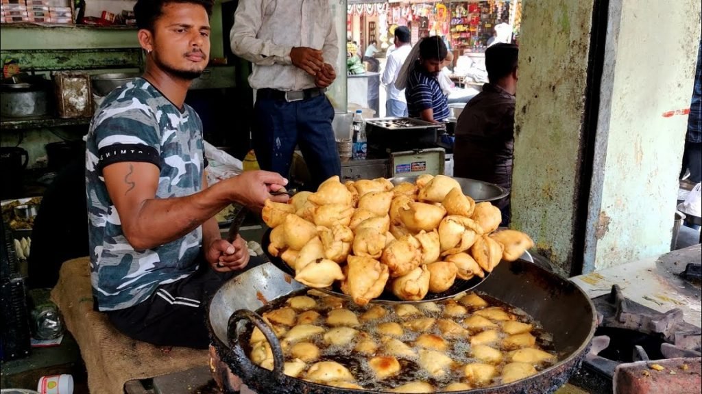 खाने के शौकीन लोगों के लिए आया है ‘बाहुबली समोसा’, आप भी हैं चटोरे तो 30 मिनट में इसे सफाचट कर पाइए हजारों जीतने का मौका