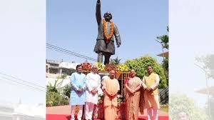 सीएम योगी ने हेमवती नंदन बहुगुणा को किया नमन! जयंती पर किया याद, प्रतिमा पर किया माल्यार्पण