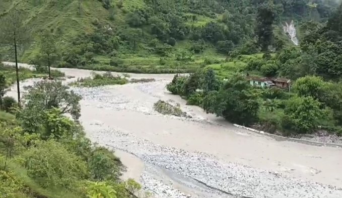 पिथौरागढ़ः बारिश के बाद उफान पर आई सिमगड़ नदी! सिंचाई विभाग का कार्य हुआ प्रभावित, दहशत में लोग