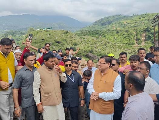 उत्तराखण्डः टिहरी के आपदा प्रभावित गांव घुत्तू पहुंचे सीएम धामी! पीड़ितों से की मुलाकात, हर संभव मदद का दिलाया भरोसा